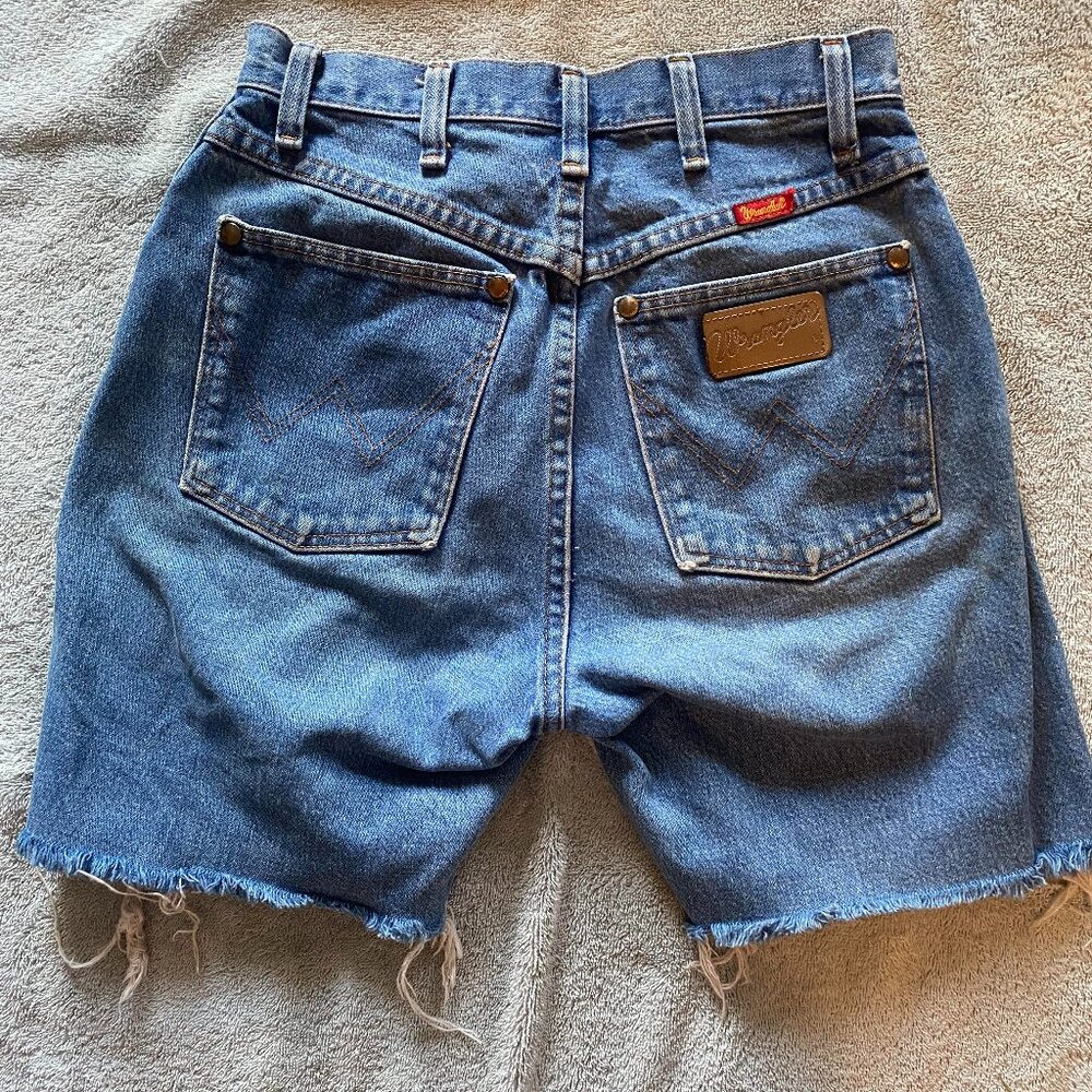 Vintage Wrangler high-rise, cut-off jean shorts - women's size 5
